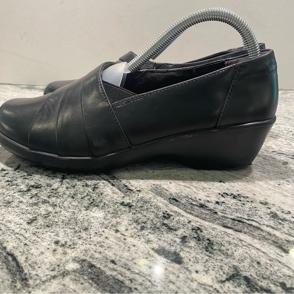 CLARKS (26101987) WOMEN'S "ESHA ESSY" BLACK LEATHER SLIP-ONS - SIZE 9M - Picture 7 of 16